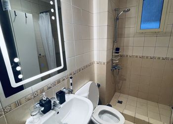 استديو بأثاث مريح وبسيط 