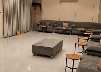شاليه بألعاب أطفال وجلسة خارجية
