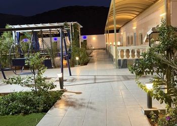شاليه بجلسة تطل على مسبح خارجي 