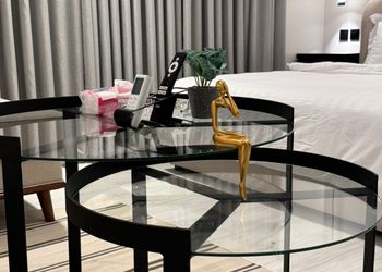 استديو بأثاث مريح وبسيط 