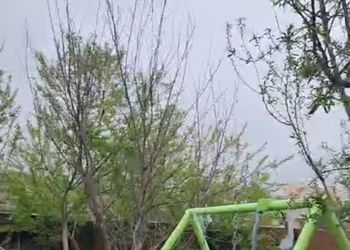 شاليه بمسطح اخضر وجلسة خارجية 