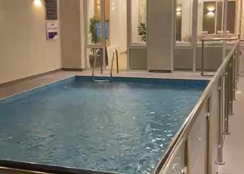 شاليه بجلسة خارجيةتطل على المسبح