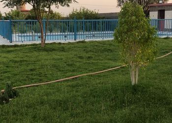 استراحة بمسطحات خضراء ومسبح 