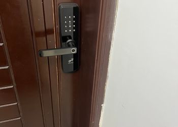 شقة بثلاث غرف نوم وصالة مريحة 