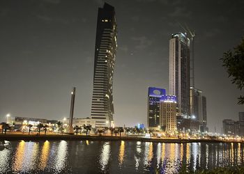 شقة بجلسة خارجية مطلة على البحر 
