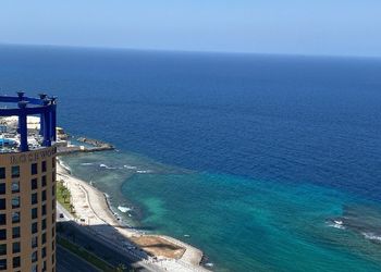 شقة بغرفة نوم مطلة على البحر