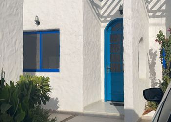 شاليه بجلسات خارجية ومسابح