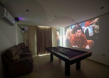 شقة بغرفتين نوم وسينما وجاكوزي