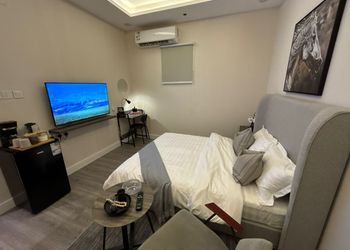 استديو بأثاث مريح وبسيط 