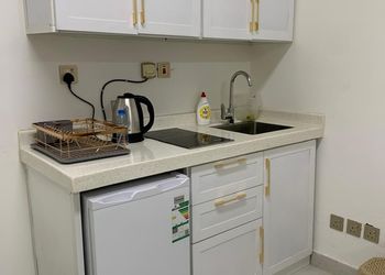 استديو بأثاث مريح وبسيط 