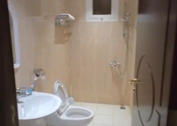 شقة بصالة جلوس وغرفتين نوم 
