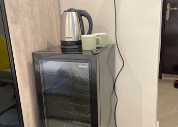 استديو بأثاث مريح وبسيط