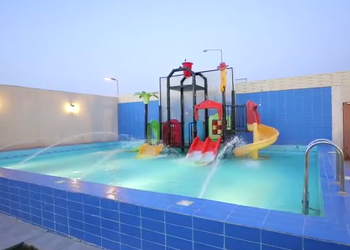 شاليه بمجلس مطل على الحديقة