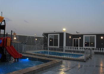 شاليه بألعاب مائية ومسبح