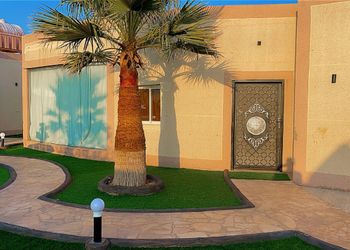 شالية بمجلس مطل على الفناء الخارجي 