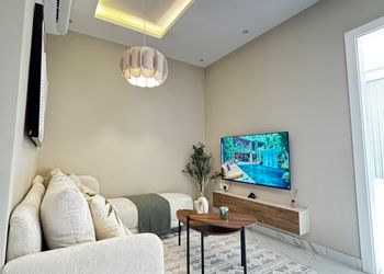 شقة بصالة أنيقة ودخول ذاتي