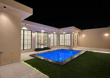 شاليه بمسطح اخضر و مسبح خارجي 
