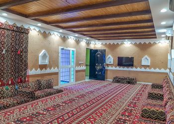 استراحة بألعاب أطفال وملعب كرة قدم