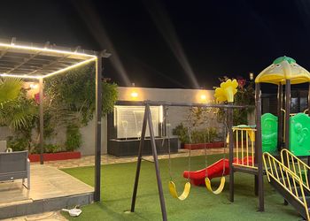 شاليه بألعاب أطفال وجلسة خارجية 