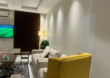 شاليه بمسطح اخضر ومسبح 