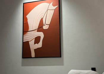 استديو بأثاث مريح وبسيط 