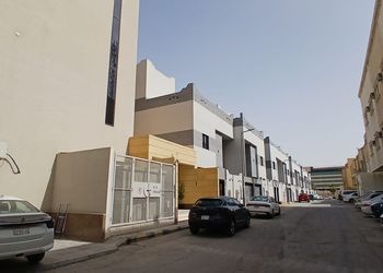 استديو بأثاث مريح وبسيط 