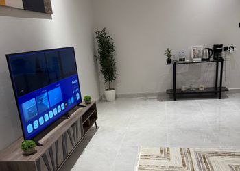 شقة بغرفة معيشة وغرفة نوم 