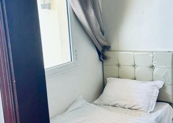 فيلا بجلسة خارجية مطلة على البحر