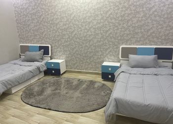 شاليه بجلسة خارجية ومسطح اخضر