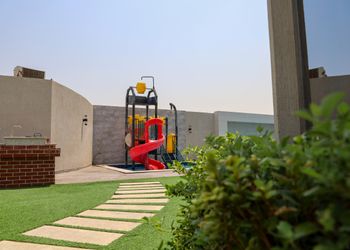 شاليه بجاكوزي ومسطح اخضر