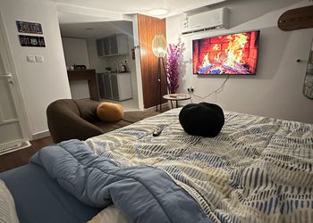 استديو بأثاث مريح وبسيط 