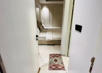 استديو بأسرة مفردة وأثاث مريح