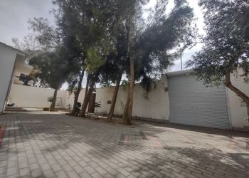 شاليه بمجلس مطل على مسبح داخلي