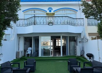 فيلا بمسبح خارجي وغرف نوم 