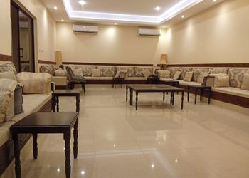 مزرعة بمسطح اخضر وجلسة