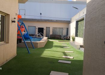 شاليه بمسطح اخضر وجلسة خارجية 