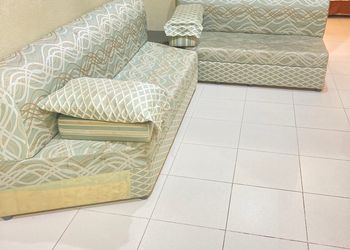 شقة بصالة جلوس وغرفتين نوم 