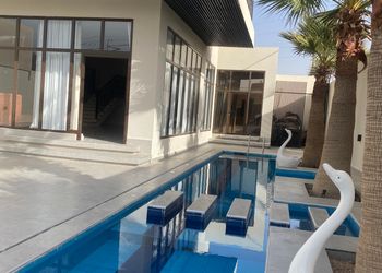 شاليه بمسطح اخضر ومسبح