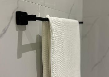 استديو بأثاث مريح وبسيط 
