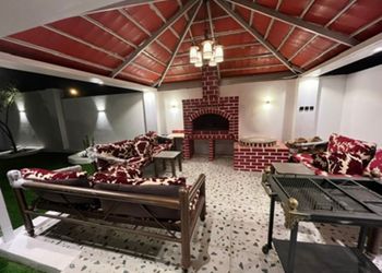 استراحة بمجلس وفناء خارجي 