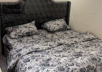 استديو بأثاث مريح وبسيط 