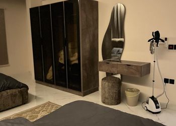 شقة بصالة جلوس وغرفتين نوم