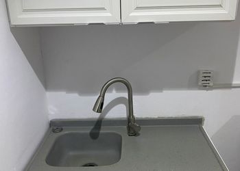 استديو بأثاث مريح وبسيط