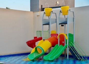 شاليه بمسطح اخضر وجلسة خارجية 
