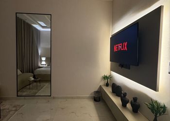 استديو بسرير مريح وتصميم هادئ 