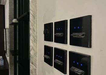 استديو بأثاث مريح وبسيط 