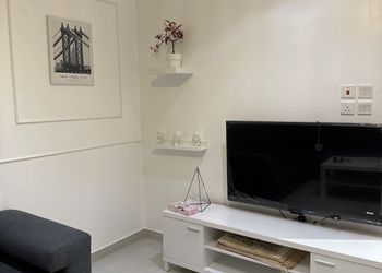 غرفة بأثاث مريح وبسيط 