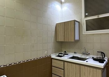 استديو بأثاث مريح وبسيط 