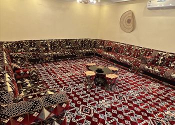 دور بصالة جلوس وثلاث غرف نوم