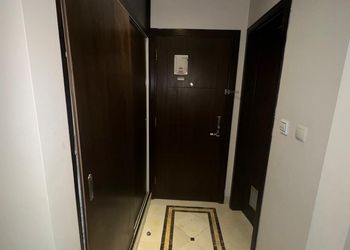 استديو باسرة فردية وبأثاث بسيط 